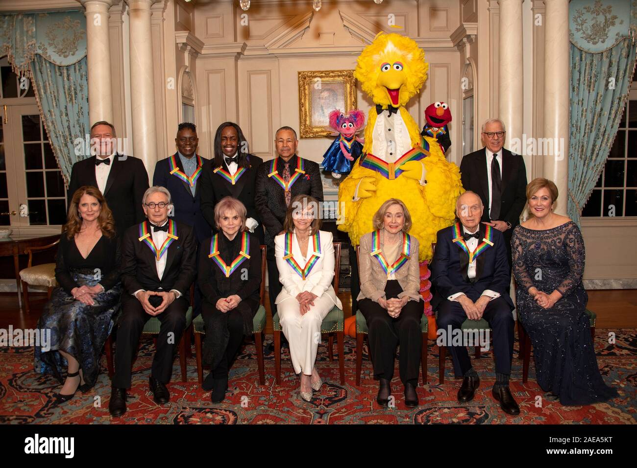 Washington DC, USA. 07Th Dec, 2019. Les récipiendaires de la 42e conférence annuelle des Kennedy Center Honors posent pour une photo de groupe après un dîner au département d'État des États-Unis à Washington, DC le Samedi, Décembre 7, 2019. De gauche à droite, rangée arrière : le secrétaire d'État des États-Unis, Mike Pompeo ; du groupe Earth, Wind & Fire, le chanteur Philip Bailey, Verdine White, le bassiste et le percussionniste Ralph Johnson ; de Sesame Street, Abby, grand oiseau, Elmo ; David M. Rubenstein, président, John F. Kennedy Center for the Performing Arts en avant, de gauche à droite : Susan Pompeo ; Michael Tilson Thomas, Linda Banque D'Images