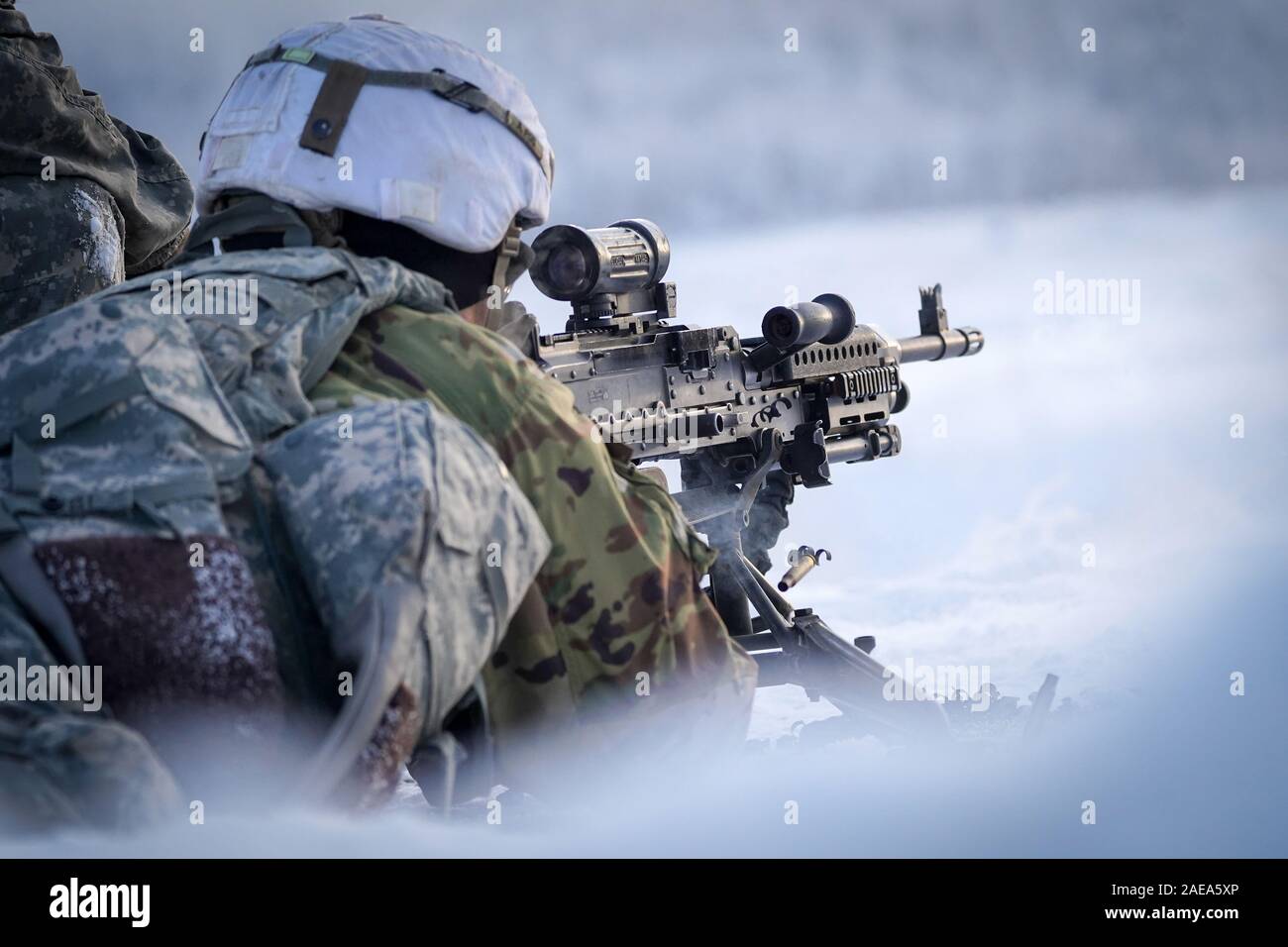 Un parachutiste affecté au 2e Bataillon de parachutistes, 377e Régiment d'artillerie, d'infanterie 4e Brigade Combat Team (Airborne), 25e Division d'infanterie de l'armée américaine, l'Alaska, une mitrailleuse M240B alors que la conduite de tir de qualification en gamme Grezelka, sur Joint Base Elmendorf-Richardson, Alaska, 5 décembre 2019. Les soldats ont pratiqué l'identification et l'engagement de cibles à différentes distances pour solidifier leur compétence avec les armes en conditions sub-arctique. (U.S. Air Force photo/Justin Connaher) Banque D'Images