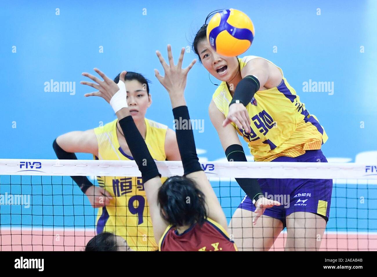 Shanghai, Chine. 8e déc, 2019. Chen Peiyan (R) de pointes Evergrande Guangdong pendant la dernière 7-8 match entre Tianjin Bohai Bank de Chine et le Guangdong Evergrande de Chine au 2019 FIVB Women's Club Championnat du Monde à Shanghai, la Chine orientale, le 8 décembre 2019. Credit : Huang Zongzhi/Xinhua/Alamy Live News Banque D'Images