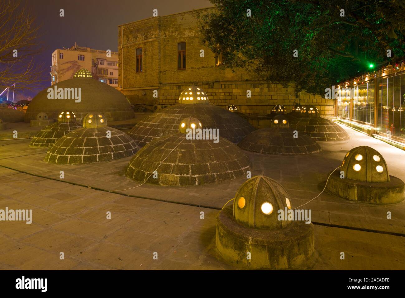 Sur le toit de la cité médiévale hamam de Gadji Gaib soir de janvier. Vieux Bakou, Azerbaïdjan Banque D'Images