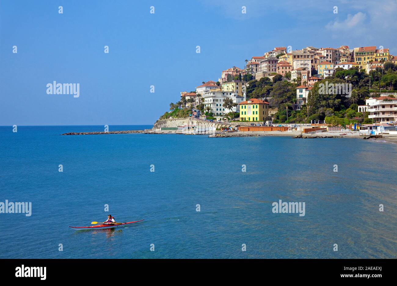 Homme avec kayak au Porto Maurizio, Imperia, ligurie, italie Banque D'Images