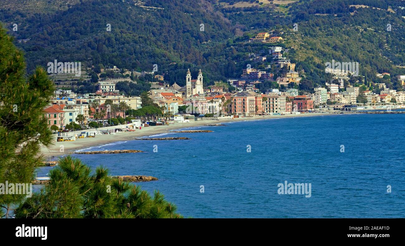 La ville côtière Laigueglia avec l'église San Matteo à la côte ligure, ligurie, italie Banque D'Images