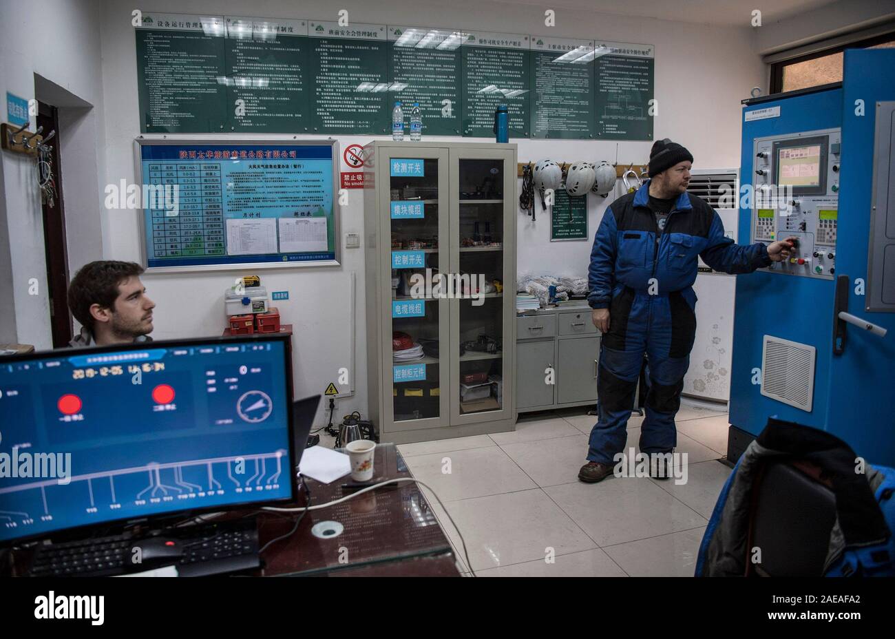 Huayin, Province de Shaanxi en Chine. 5 déc, 2019. Les membres du personnel de l'essai pour le système de freinage Taihua téléphérique dans mont Huashan, nord-ouest de la Chine, dans la province de Shaanxi, du 5 décembre 2019. Pour garder le funiculaire fonctionnant efficacement et en toute sécurité, l'entretien annuel de téléphérique pour le mont Huashan Taihua a été faite depuis le 25 novembre et durera jusqu'au 15 décembre. Taihua téléphérique, qui a été ouvert au public en 2013, donne la magnifique vue du mont Huashan, connue pour ses pics escarpés, pour les visiteurs. Credit : Tao Ming/Xinhua/Alamy Live News Banque D'Images