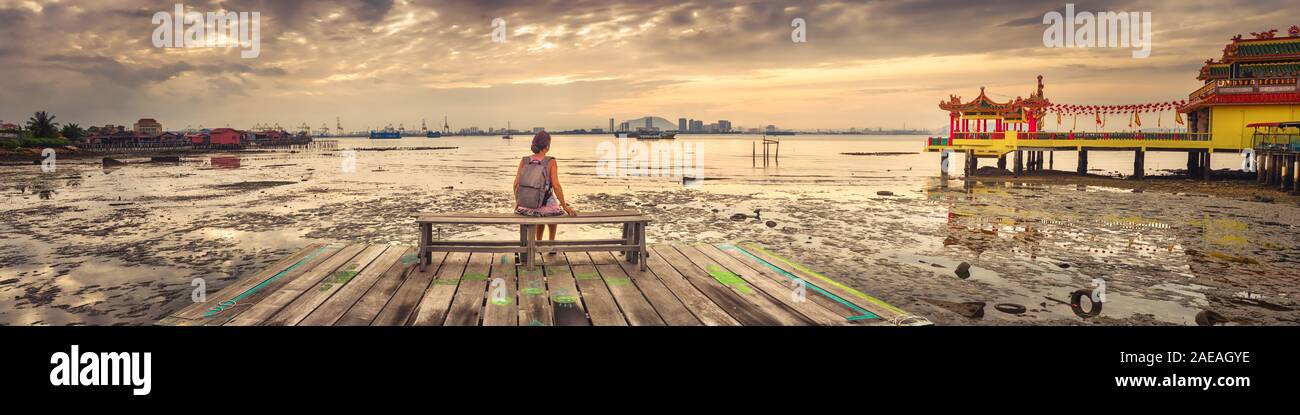 Assis à touristiques Yeoh jetty au lever du soleil, Georgetown, Penang, Malaisie. Panorama Banque D'Images