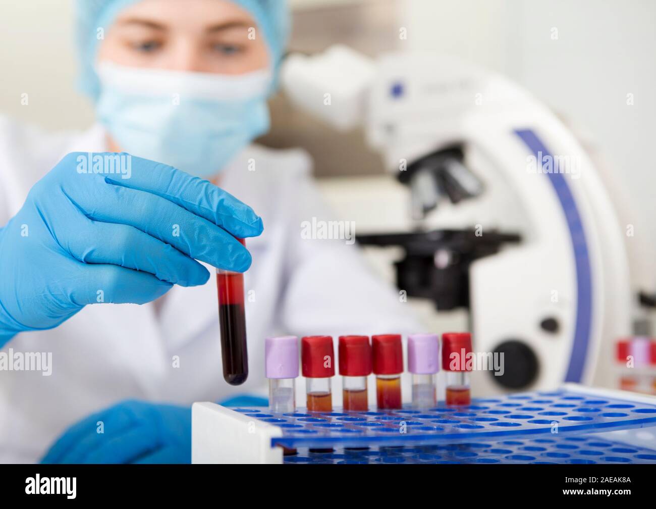 Assistant de laboratoire floue de protection vêtements médicaux dans le choix d'échantillon de sang Banque D'Images