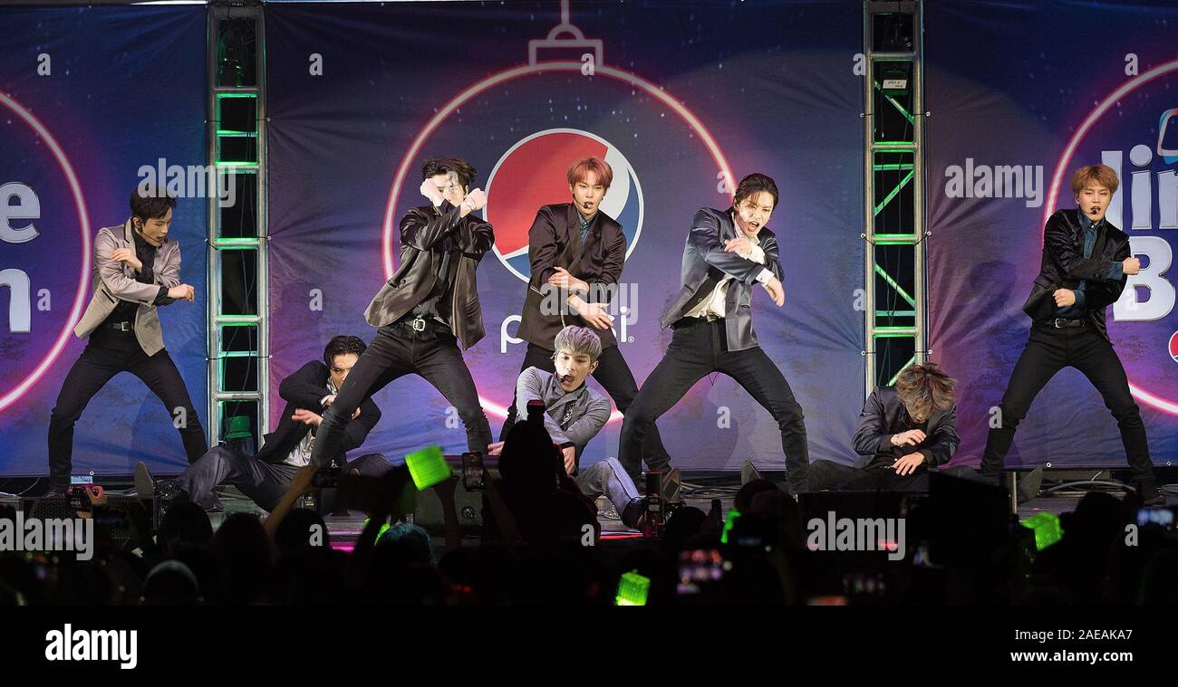 Chicago, USA. 07Th Dec, 2019. CHICAGO, ILLINOIS - 7 décembre : NCT 127 - Taeyong, Taeil, YUTA, Jaehyun Winwin, Mark et Haechan effectuer au cours de la 2019 B96 Jingle bash à l'Allstate Arena le 7 décembre 2019 à Chicago, Illinois. Photo : David S Davis/imageSPACE/MediaPunch MediaPunch Crédit : Inc/Alamy Live News Banque D'Images