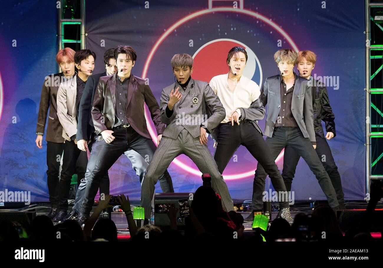 Chicago, USA. 07Th Dec, 2019. CHICAGO, ILLINOIS - 7 décembre : NCT 127 - Taeyong, Taeil, YUTA, Jaehyun Winwin, Mark et Haechan effectuer au cours de la 2019 B96 Jingle bash à l'Allstate Arena le 7 décembre 2019 à Chicago, Illinois. Photo : David S Davis/imageSPACE/MediaPunch MediaPunch Crédit : Inc/Alamy Live News Banque D'Images