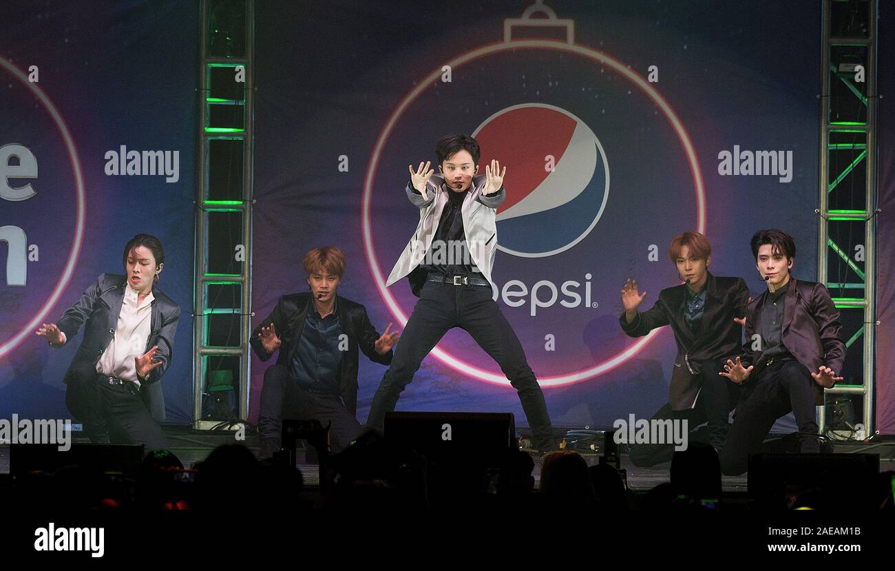 Chicago, USA. 07Th Dec, 2019. CHICAGO, ILLINOIS - 7 décembre : NCT 127 - Taeyong, Taeil, YUTA, Jaehyun Winwin, Mark et Haechan effectuer au cours de la 2019 B96 Jingle bash à l'Allstate Arena le 7 décembre 2019 à Chicago, Illinois. Photo : David S Davis/imageSPACE/MediaPunch MediaPunch Crédit : Inc/Alamy Live News Banque D'Images