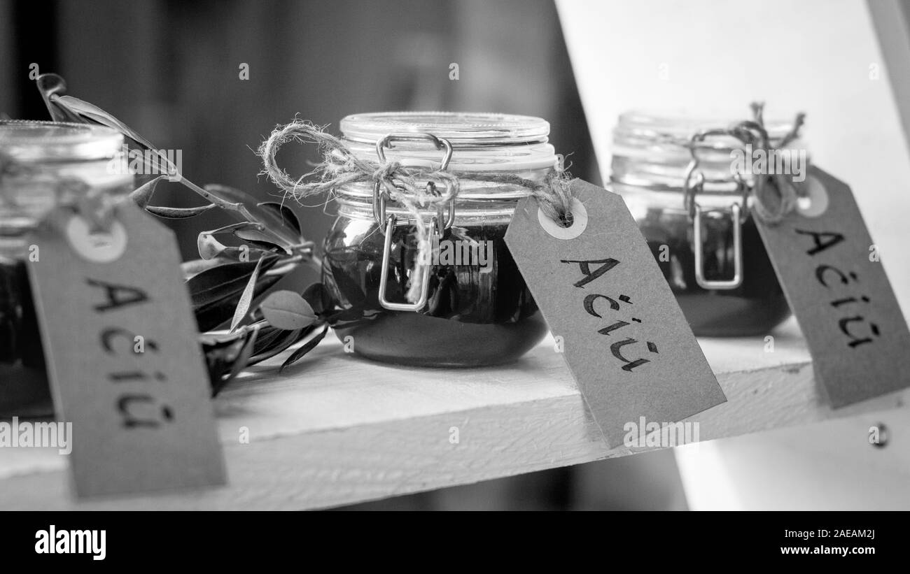 Les petits pots de verre remplis de miel, décorées à l'eucalyptus et une écriture attachée à eux en disant "Merci" Banque D'Images