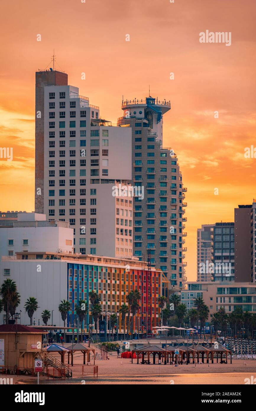 Tel Aviv Skyline, Israël. Cityscape image de Tel Aviv beach avec certains de ses célèbres hôtels durant le lever du soleil et la nuit Banque D'Images