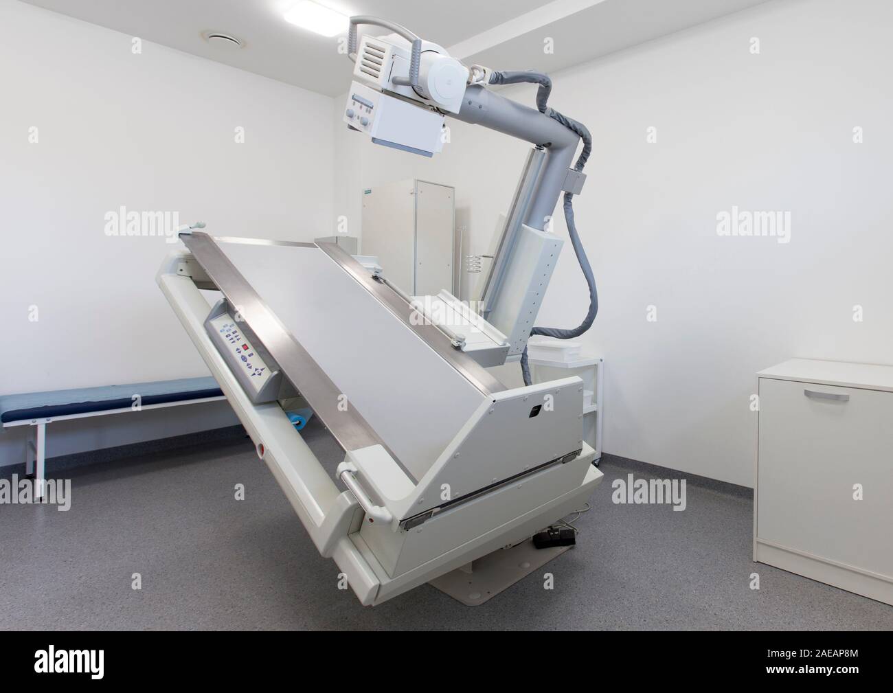 De l'intérieur chambre médicale moderne avec des appareils à rayons X automatique Banque D'Images