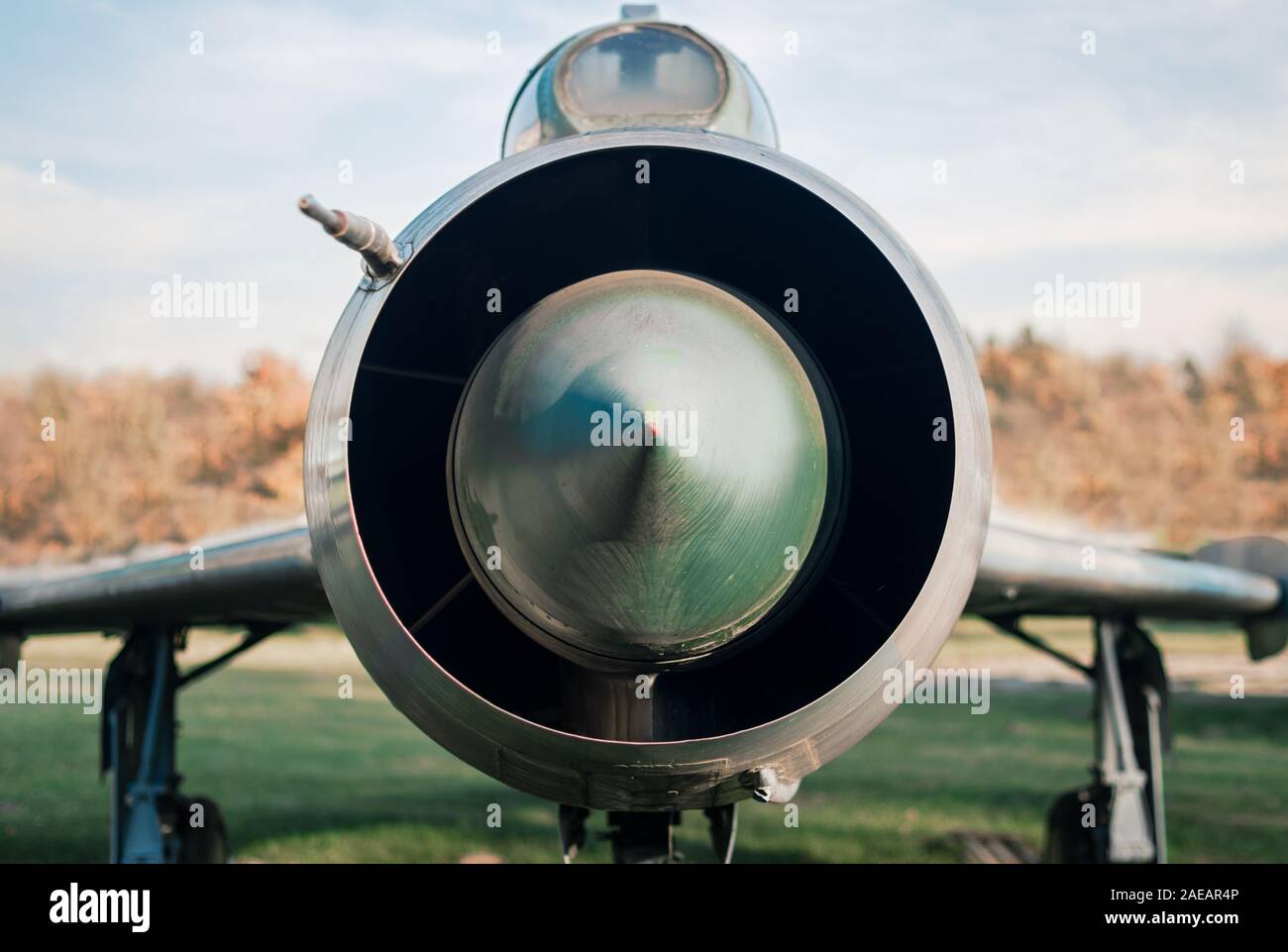 Ancien militaire de l'armée de chasseur de combat contre Ciel et nuages close up Banque D'Images