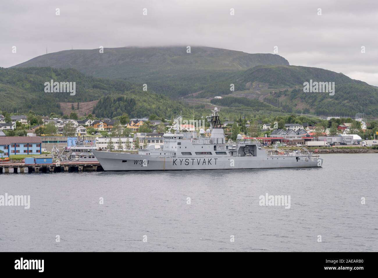 SORTLAND, NORVÈGE - 06 juillet 2019 : militar navire amarré dans le fjord, tourné en cas de forte lumière d'été sur Juillet 06, 2019 à Sortland, Langoya, Vesteralen, norvégien Banque D'Images