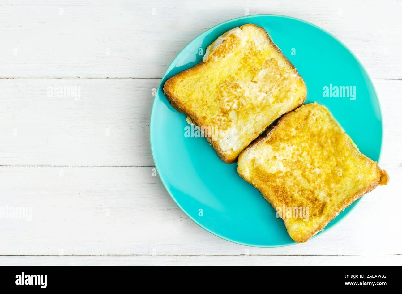Pain grillé dans un oeuf sur une plaque de la menthe aquatique. Le petit-déjeuner. copie espace. Vue de dessus Banque D'Images