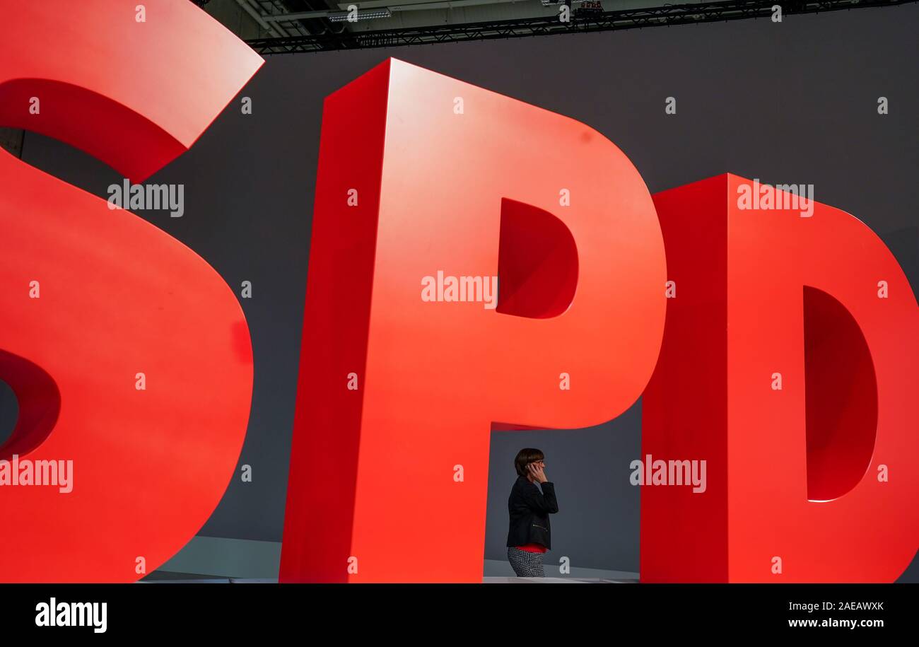 Berlin, Allemagne. Le 08 mai 2019. Saskia Esken, le président fédéral du SPD, est au téléphone à la conférence du parti fédéral SPD derrière le logo du SPD. Le troisième et dernier jour du congrès du parti, d'autres consultations sur les propositions sont à l'ordre du jour. Credit : Kay Nietfeld/dpa/Alamy Live News Banque D'Images
