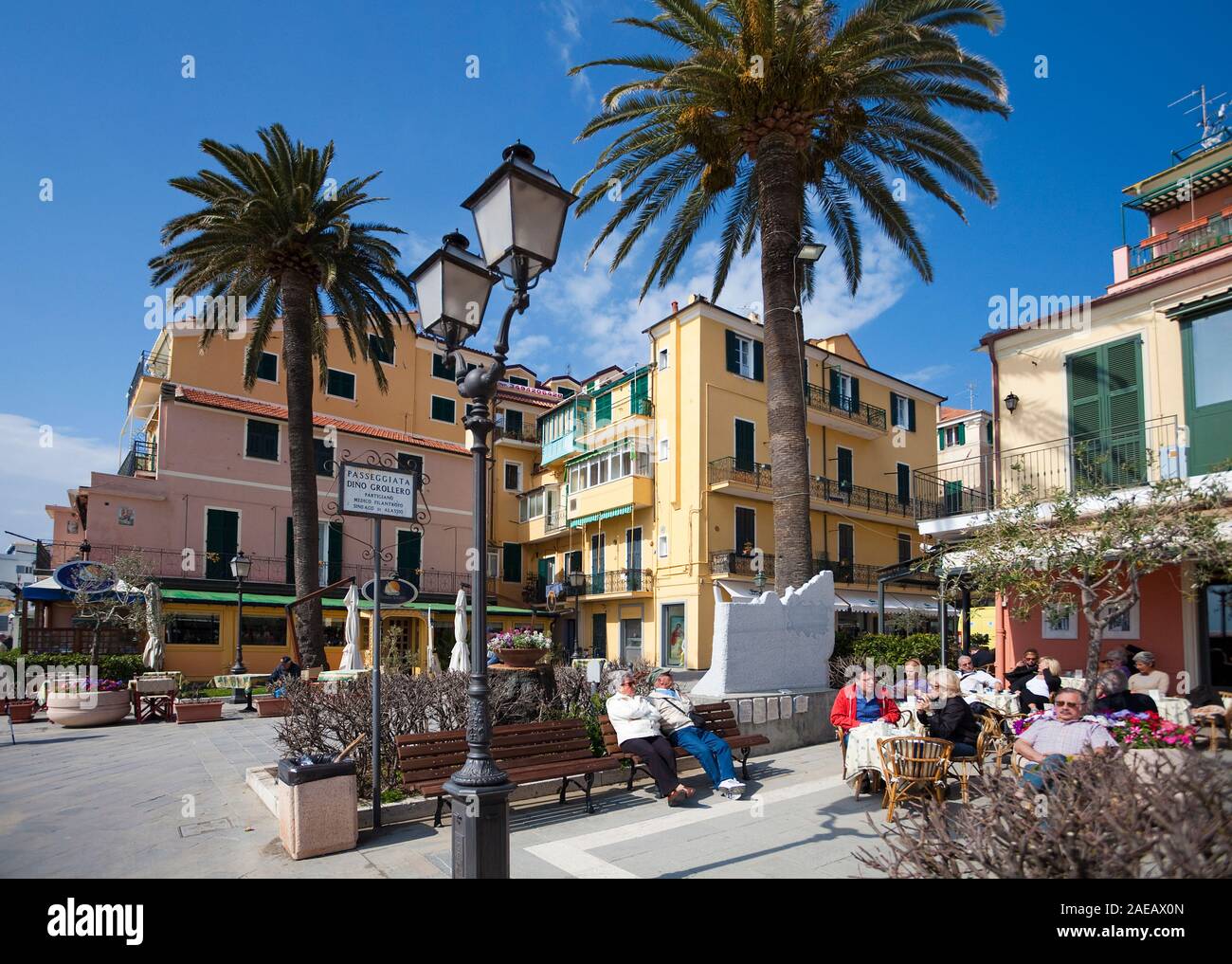 Cafe sur la promenade de Alassio Riviera di Ponente, Ligurie, Italie Banque D'Images
