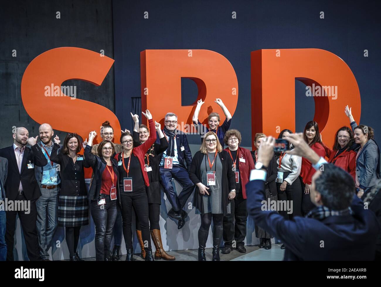 Berlin, Allemagne. Le 08 mai 2019. Les participants de la conférence des parties de prendre des photos d'eux-mêmes devant le SPD logo au SPD parti fédéral conférence. Le troisième et dernier jour du congrès du parti, d'autres consultations sur les propositions sont à l'ordre du jour. Crédit : Michael Kappeler/dpa/Alamy Live News Banque D'Images