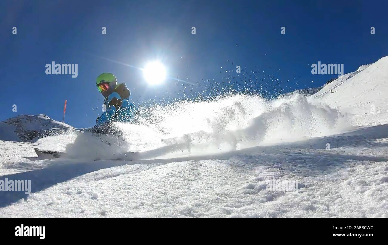 Petit garçon ski. Un enfant de 6 ans profite de vacances d'hiver dans la station alpine. Banque D'Images