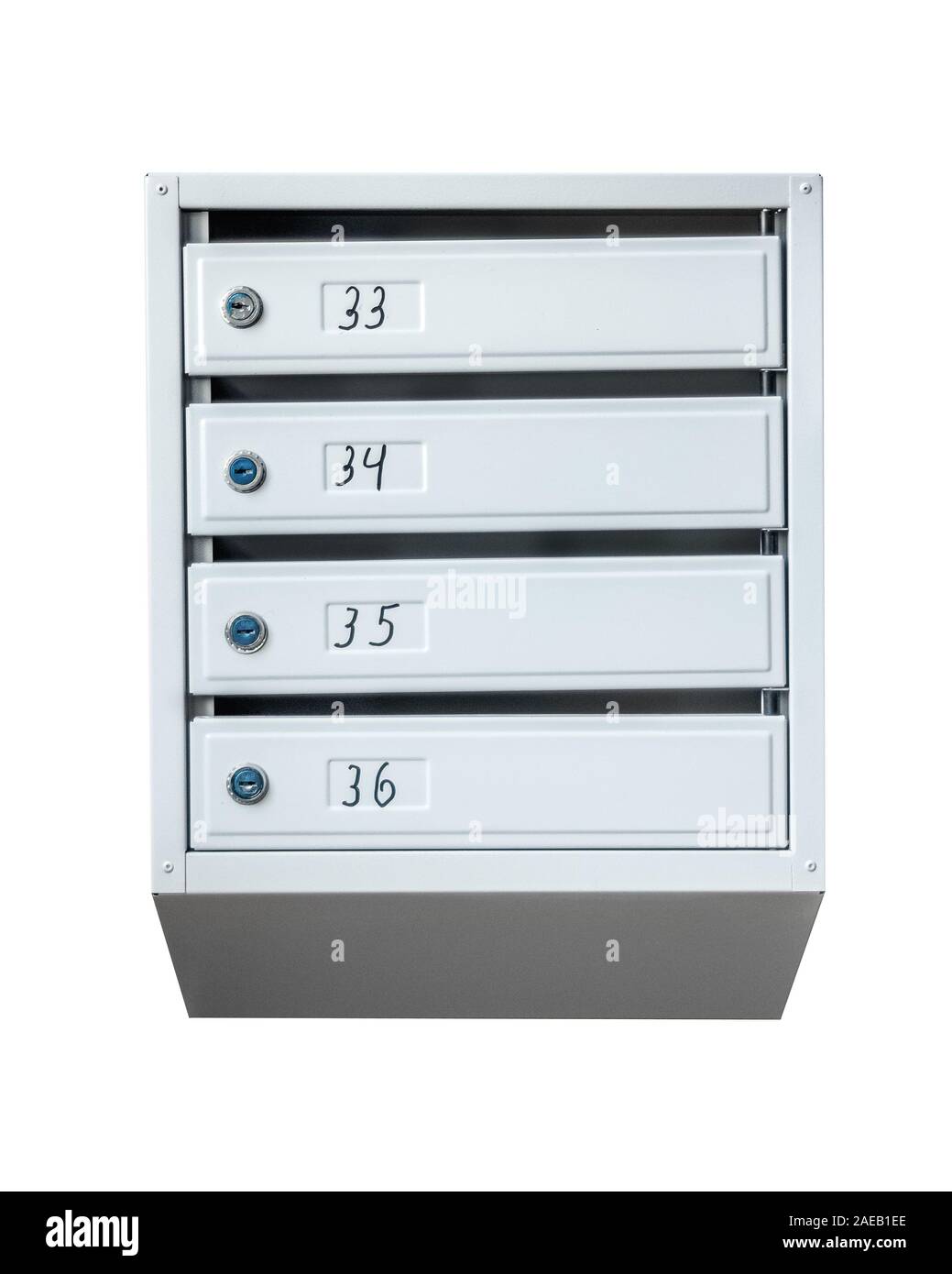 Groupe de boîtes aux lettres et numéros appartement isolé sur un fond blanc. Banque D'Images