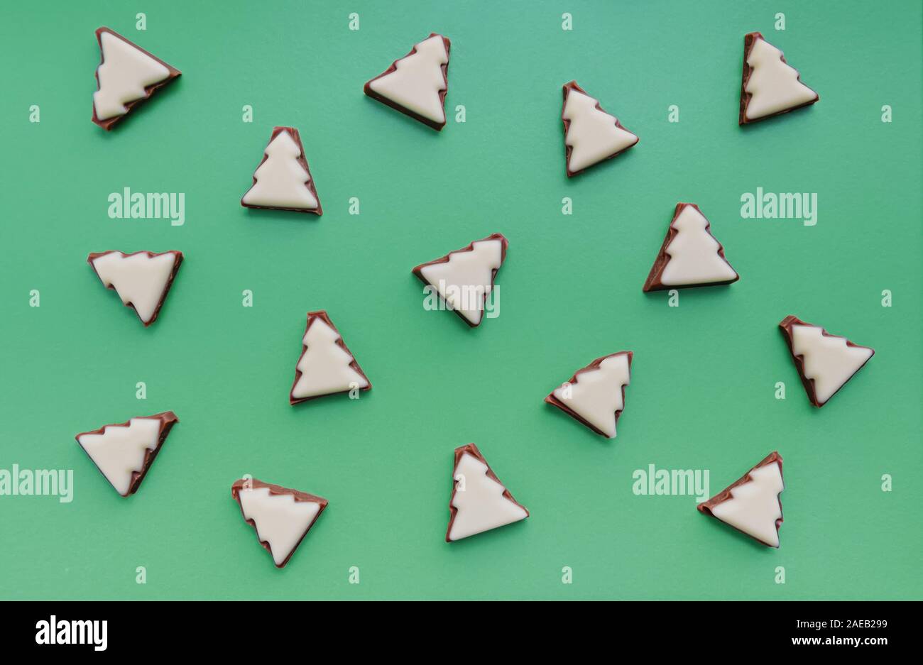 Modèle d'arbres de Noël au chocolat. Noël arrière-plan minimaliste. Mise à plat. Spase copie. Vue d'en haut. Banque D'Images