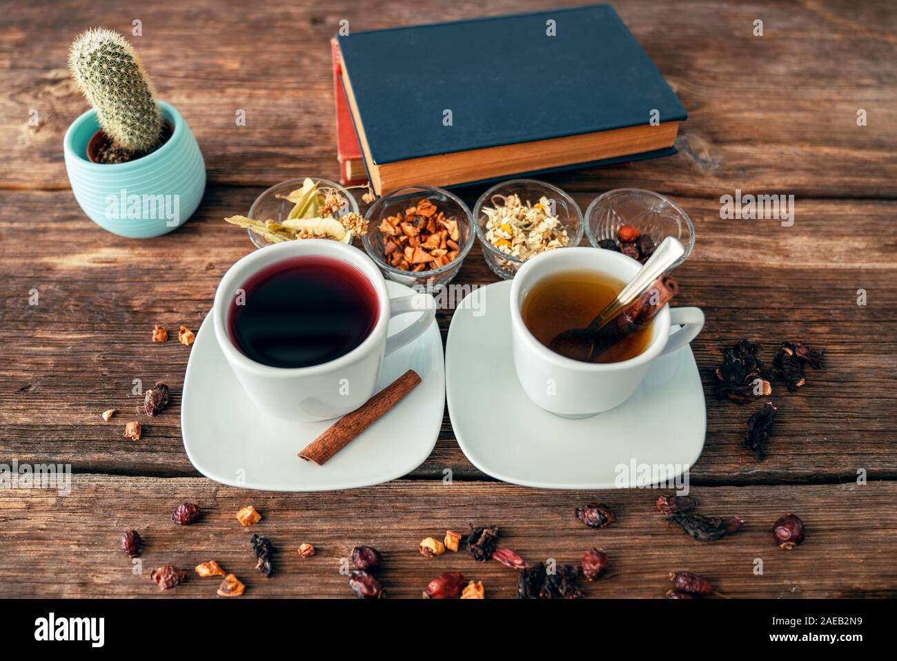 Deux tasses de délicieux thé de fines herbes pour une vie saine. Banque D'Images