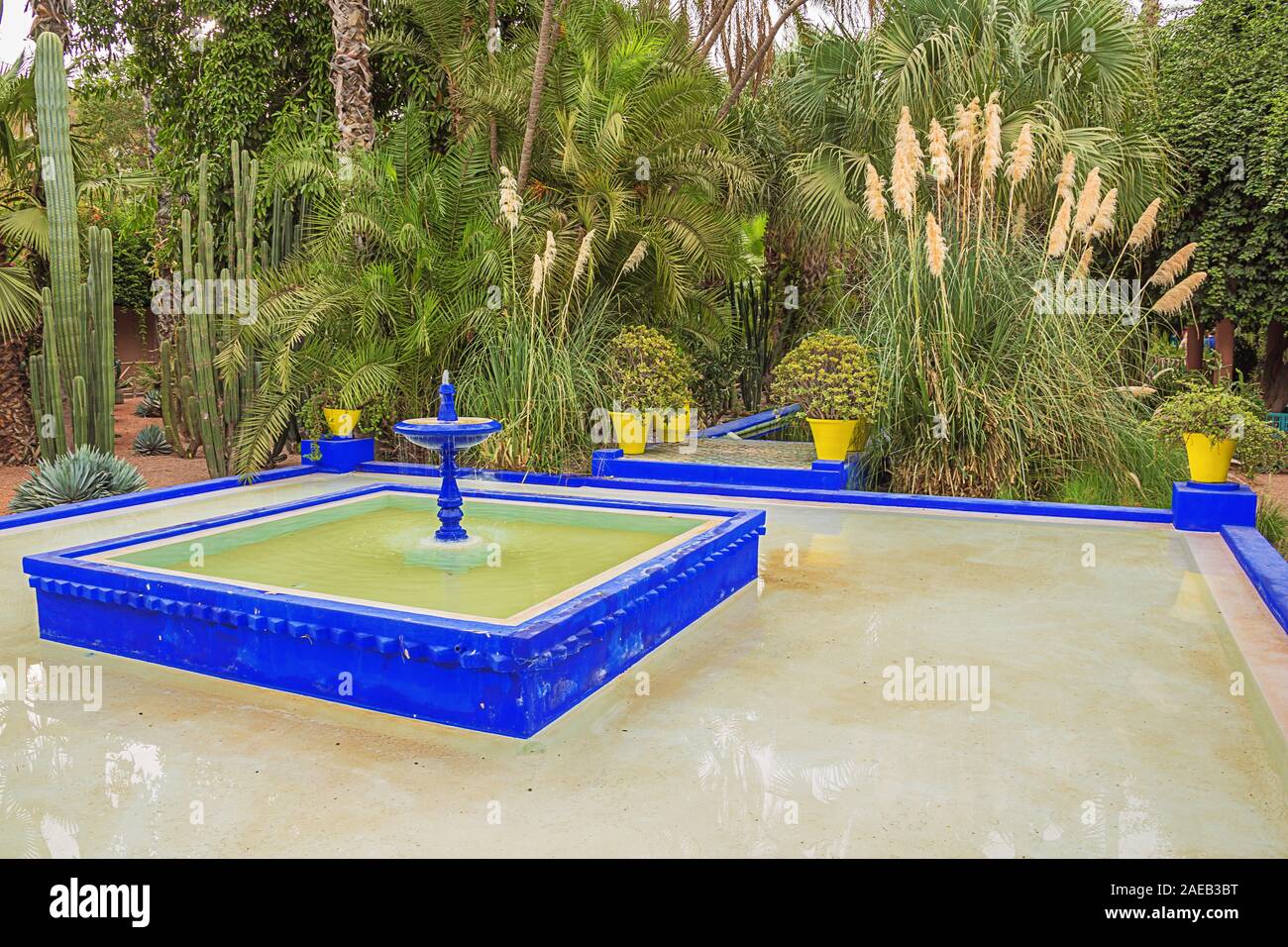 Editorial : Marrakech, Maroc, 11 octobre 2019 - Blue fountain de végétation tropicale dans le Jardin Majorelle dans le centre de Marrakech Banque D'Images