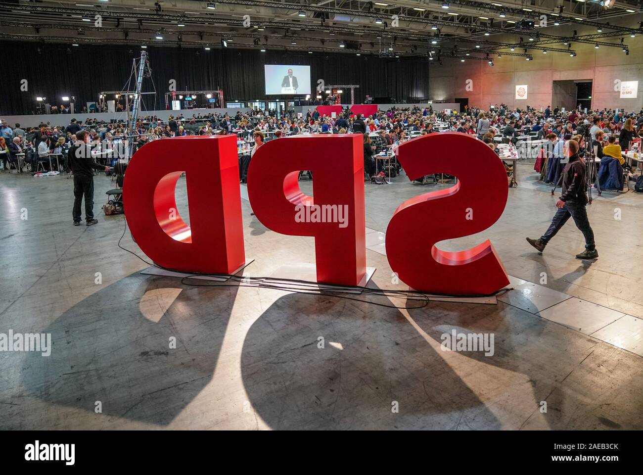 Berlin, Allemagne. Le 08 mai 2019. Logo Le SPD se place en avant des délégués à la conférence du parti fédéral du SPD. Le troisième et dernier jour du congrès du parti, d'autres consultations sur les propositions sont à l'ordre du jour. Credit : Kay Nietfeld/dpa/Alamy Live News Banque D'Images