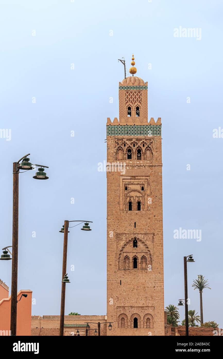 Vue sur le minaret de la mosquée de Koutoubia vu de la place Djemaa el Fna à Marrakech Banque D'Images