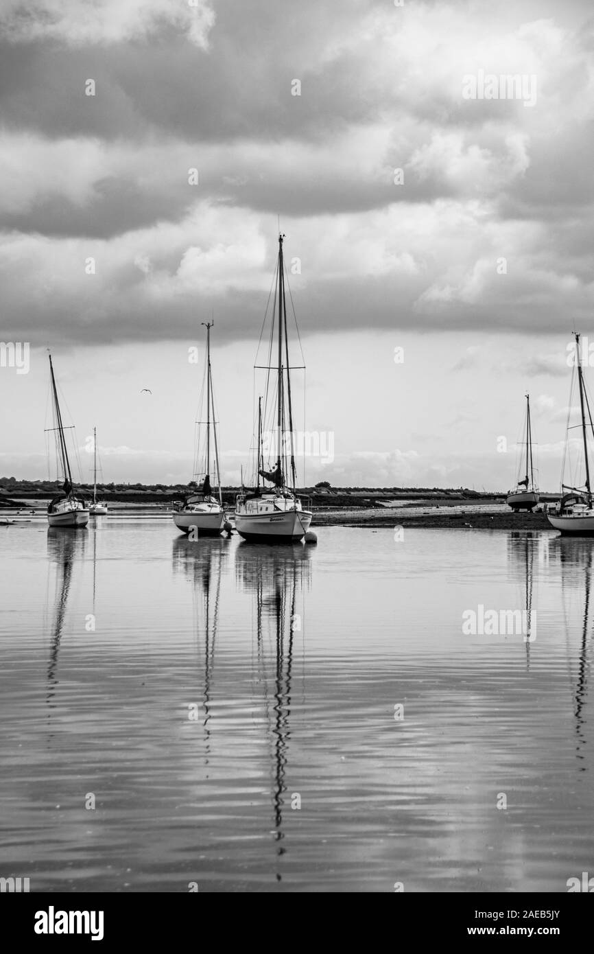 Bateaux avec réflexion sur la marée descendante de la rivière Crouch, South Woodham Ferrers, août 2019 Essex Banque D'Images