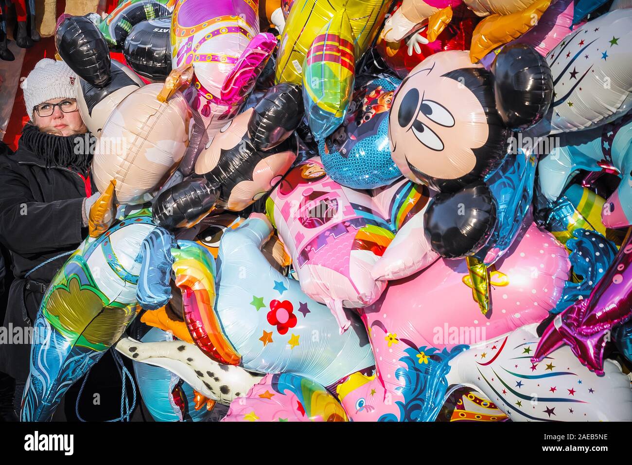 Londres, Royaume-Uni - 25 novembre 2019 - un personnel féminin dans les ballons flottant vente fête foraine de Noël, Winter Wonderland Banque D'Images