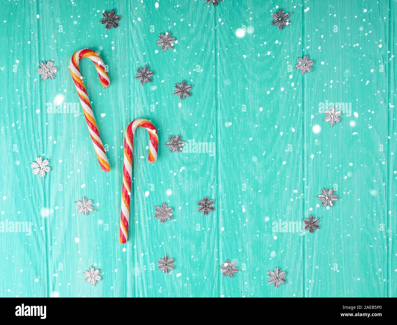 Canne de Noël. Deux canne de Noël avec cadre sur fond bleu en bois, espace pour le texte. Composition de Noël, carte postale Banque D'Images