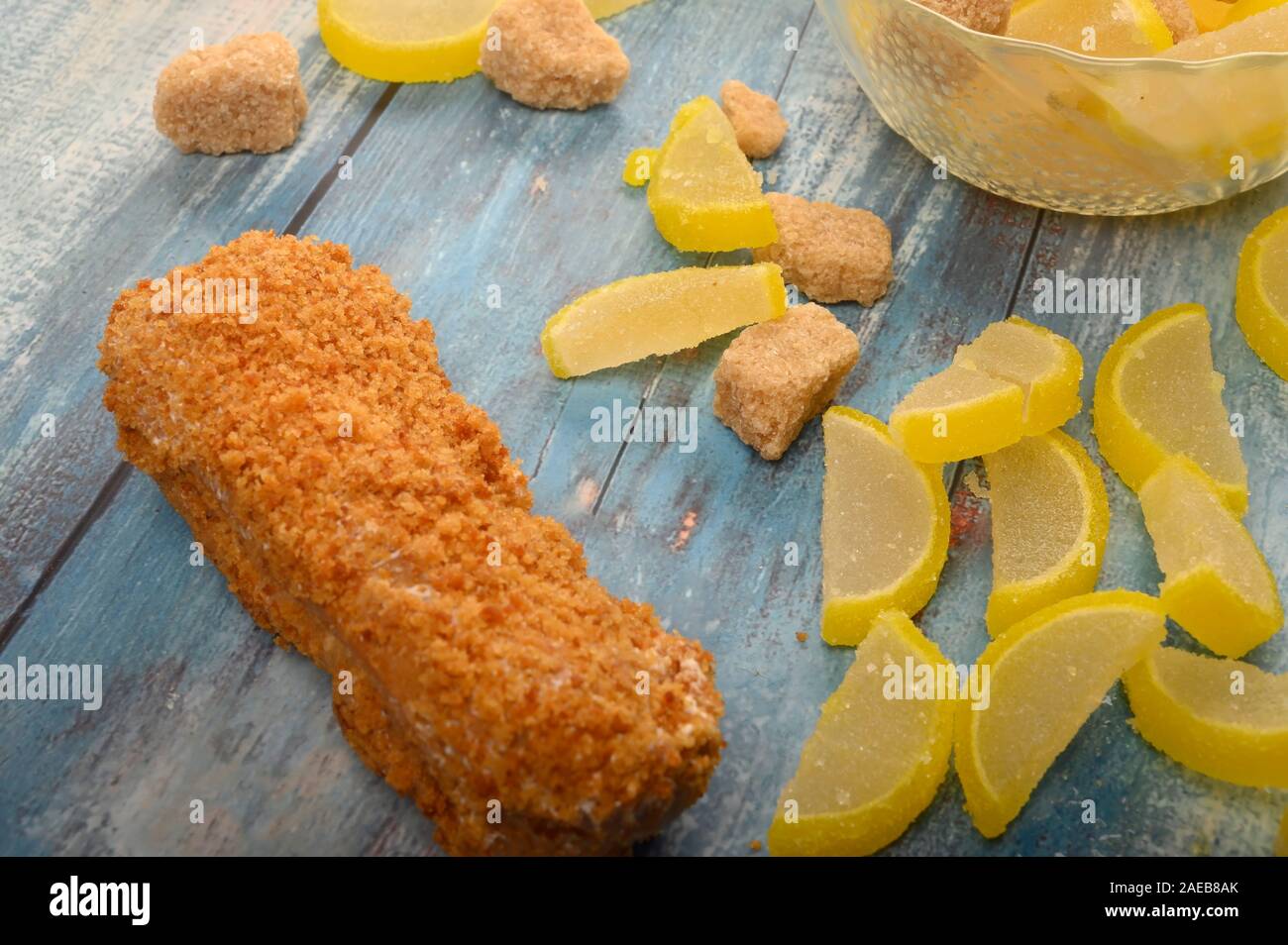 Un gâteau, des morceaux de sucre brun et de la marmelade de tranches de citron sur un fond de bois Banque D'Images