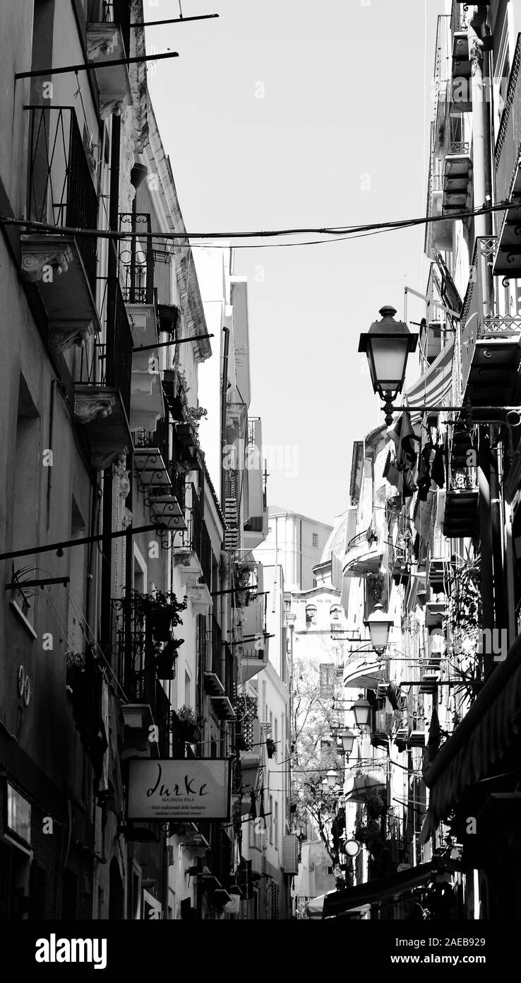 Les belles rues de côté de l'Italie avec chacun de complètement différent à l'autre avec une atmosphère très lent à eux avec le look typiquement italien. Banque D'Images Les belles rues de côté de l'Italie avec chacun de complètement différent à l'autre avec une atmosphère très lent à eux avec le look typiquement italien. Banque D'Images