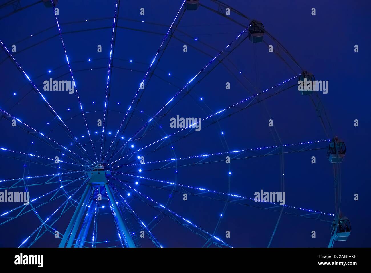 Carnival ride montrant une grande roue tourne en action- longue exposition shot. Banque D'Images