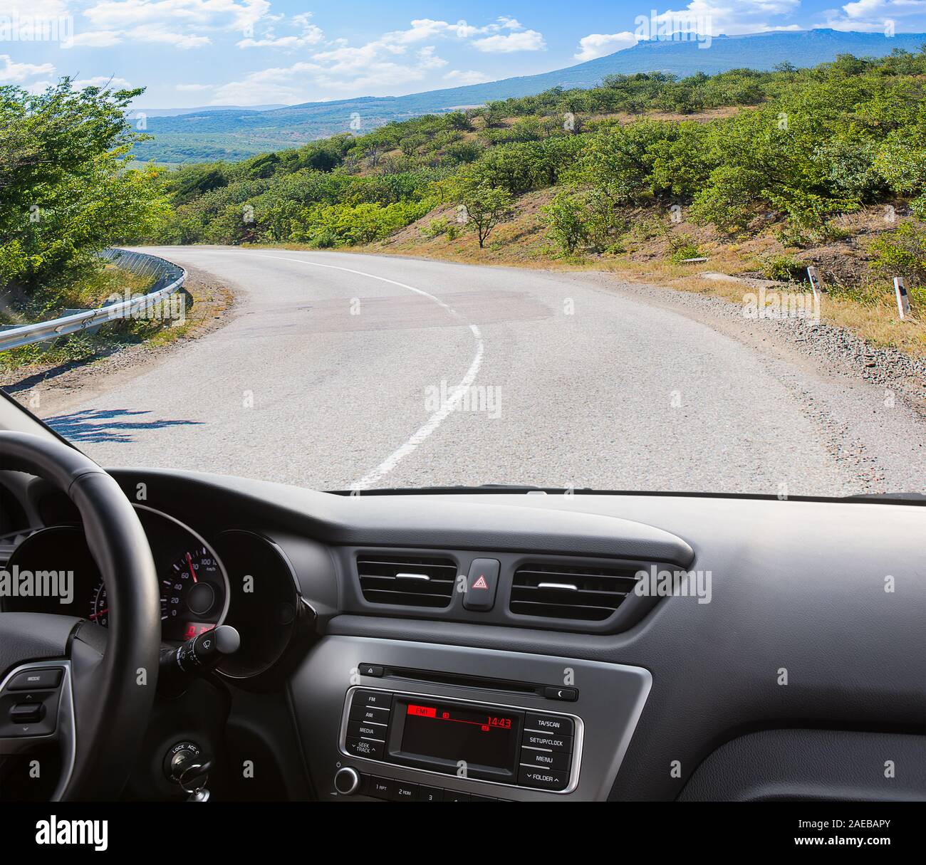 Avis de : salon de l'automobile roulant sur la route de montagne Banque D'Images
