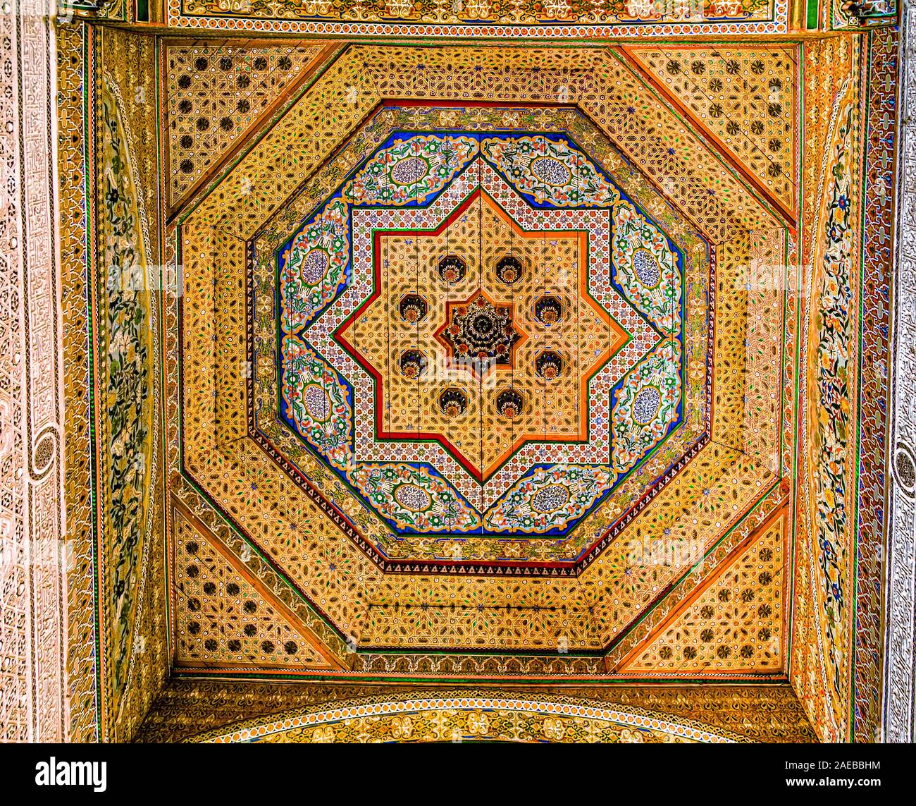 Richement sculptés, schéma traditionnel plafond peint du Palais Bahia. Combinant des éléments traditionnels marocains et islamique.Marrakech, Maroc. Banque D'Images