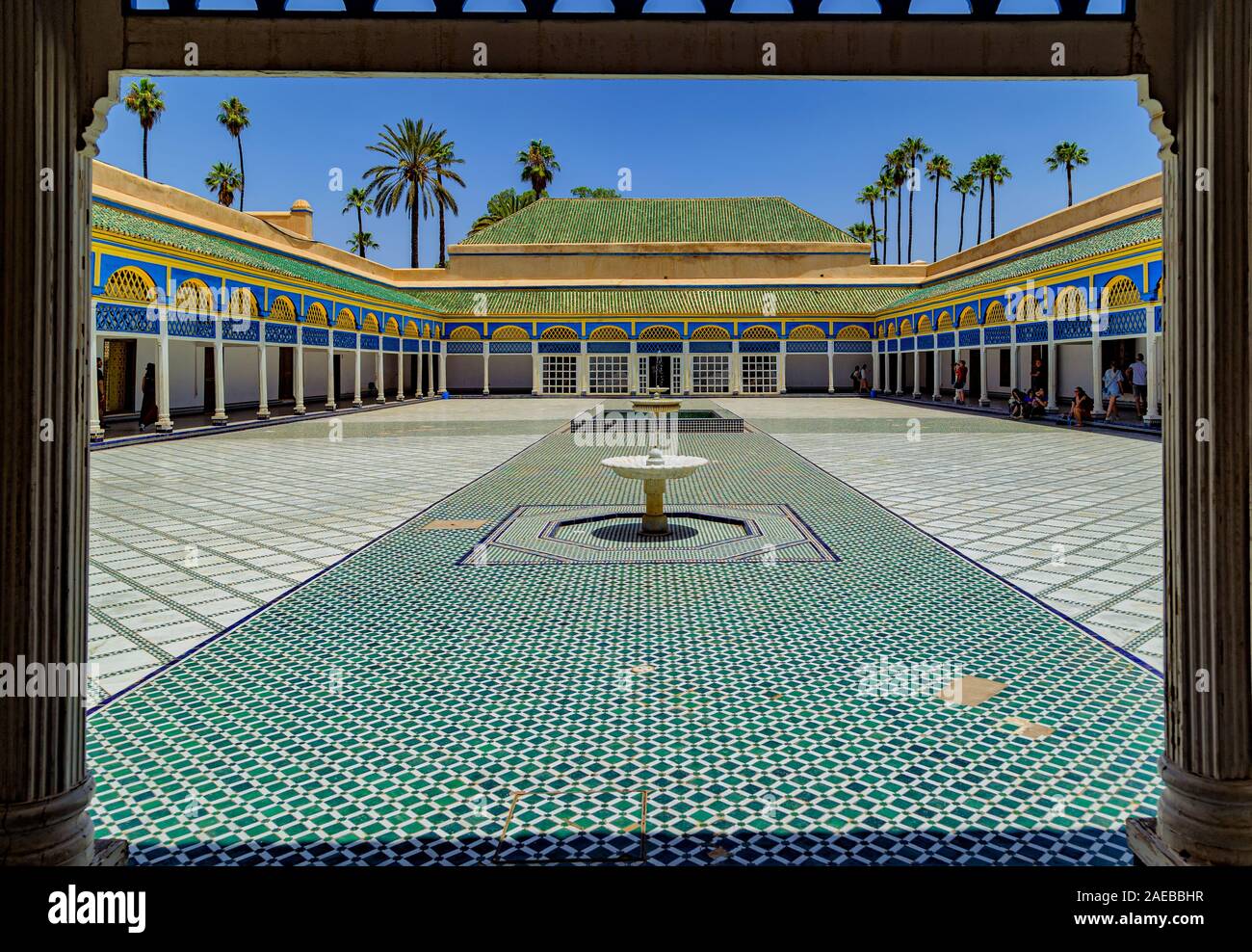 Cour au Palais El Bahia à Marrakech.Le palais est richement décoré dans des tuiles colorées, toits en céramique verte, arches jaunes et bleues lumineuses Banque D'Images