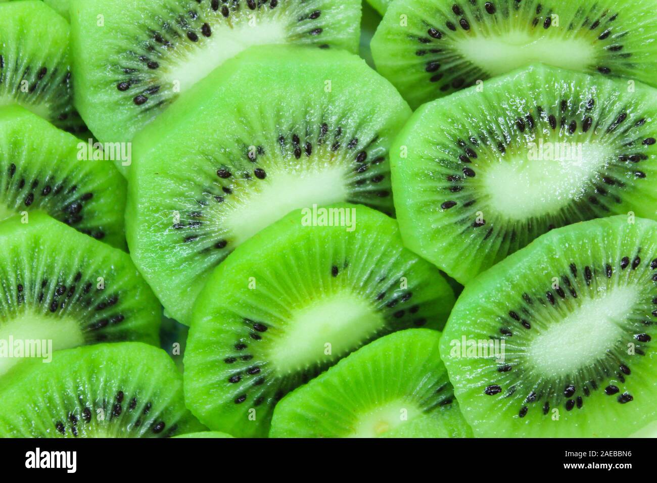 Tranches de kiwi tranches sur une assiette en arrière-plan Banque D'Images