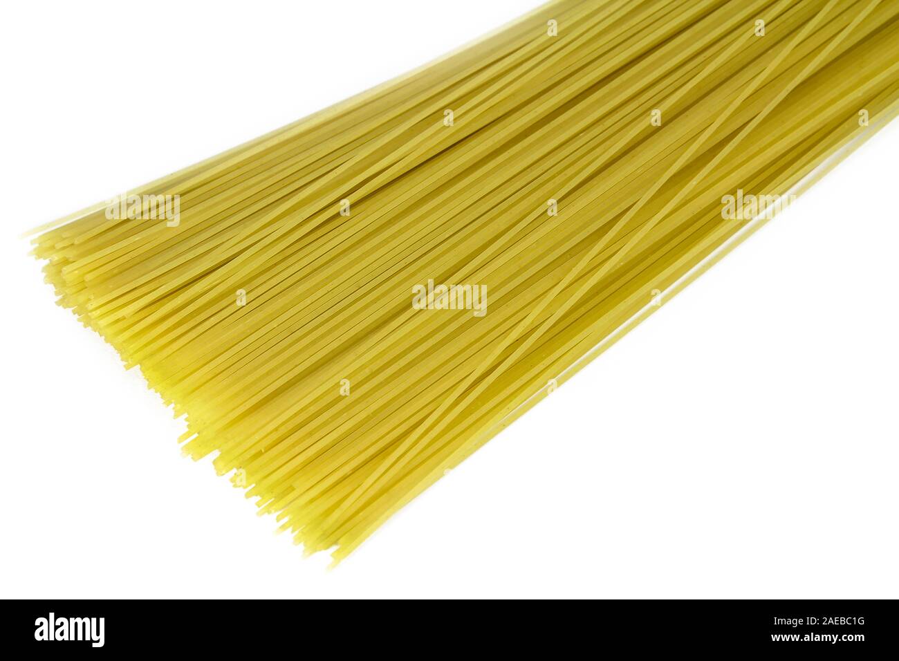 Spaghetti crus crus isolated on white Banque D'Images