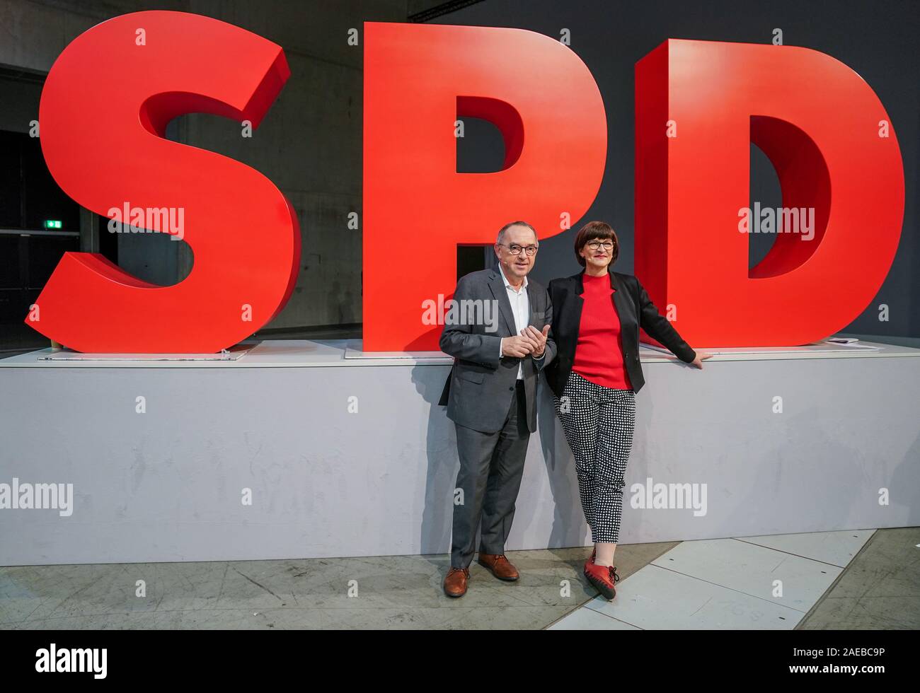 Berlin, Allemagne. Le 08 mai 2019. Norbert Walter-Borjans (l) et Saskia Esken, les deux présidents du SPD, sont devant le logo du SPD à la DSF parti fédéral conférence. Le troisième et dernier jour du congrès du parti, d'autres consultations sur les propositions sont à l'ordre du jour. Credit : Kay Nietfeld/dpa/Alamy Live News Banque D'Images