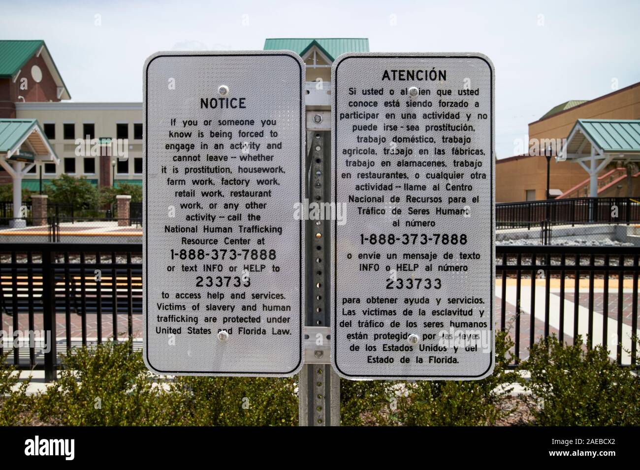 Anglais et espagnol signe avec l'assistance téléphonique pour la traite nationale kissimmee floride usa railway station Banque D'Images