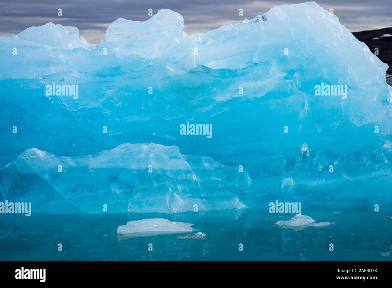 La glace bleu glacier d'Dahlbreen. La glace d'icebergs bleu contient moins de bulles que celles qui apparaissent plus ou moins blanc. Les jours de pluie leur couleur Banque D'Images