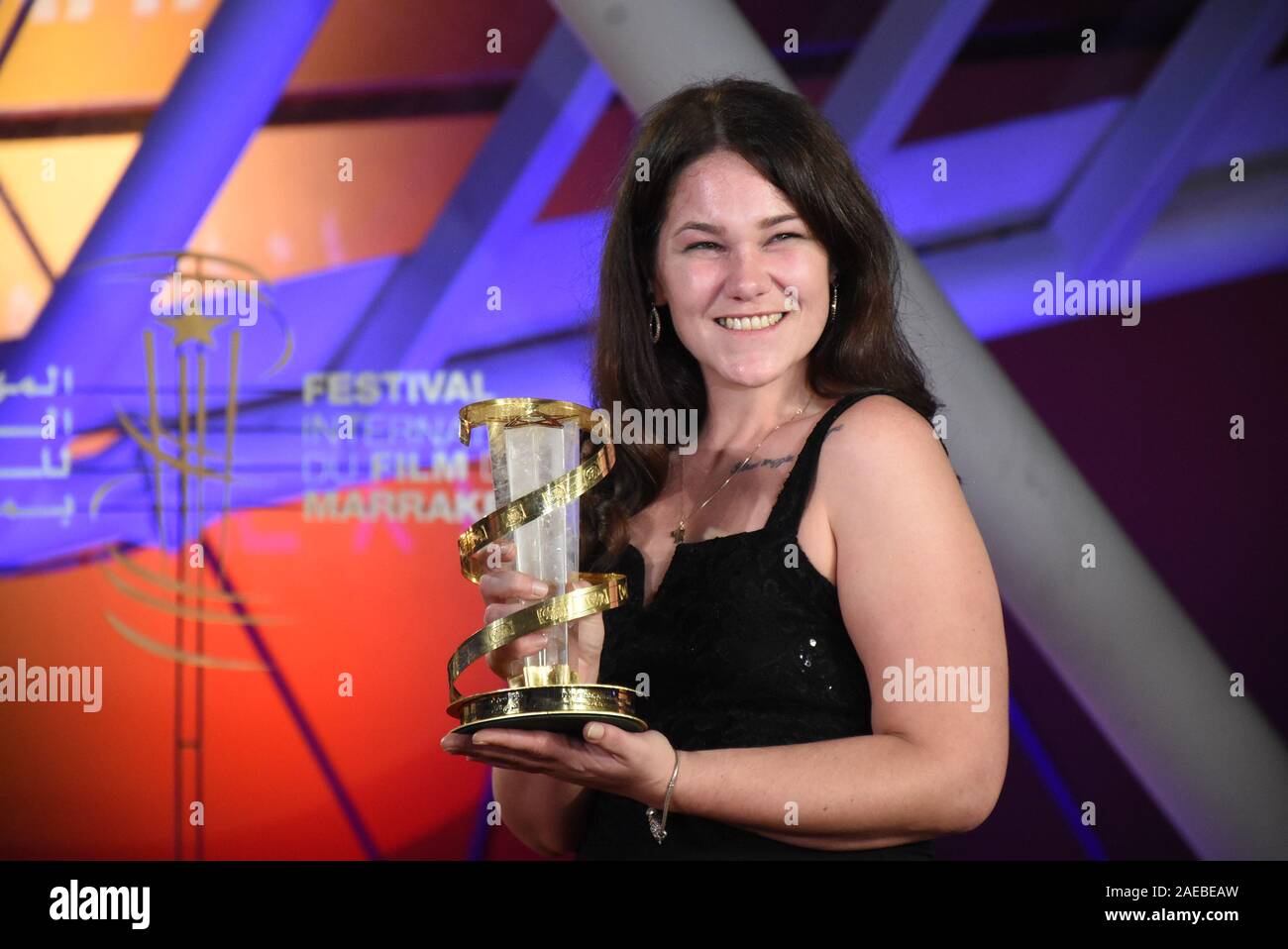 Marrakech, Maroc. 7 Décembre, 2019. L'actrice britannique Roxanne Scrimshaw pose fièrement avec son trophée pour le prix de la meilleure actrice lors de la cérémonie de clôture du 18e Festival International du Film de Marrakech à Marrakech, Maroc, 7 décembre 2019. Credit : Chadi/Xinhua/Alamy Live News Banque D'Images