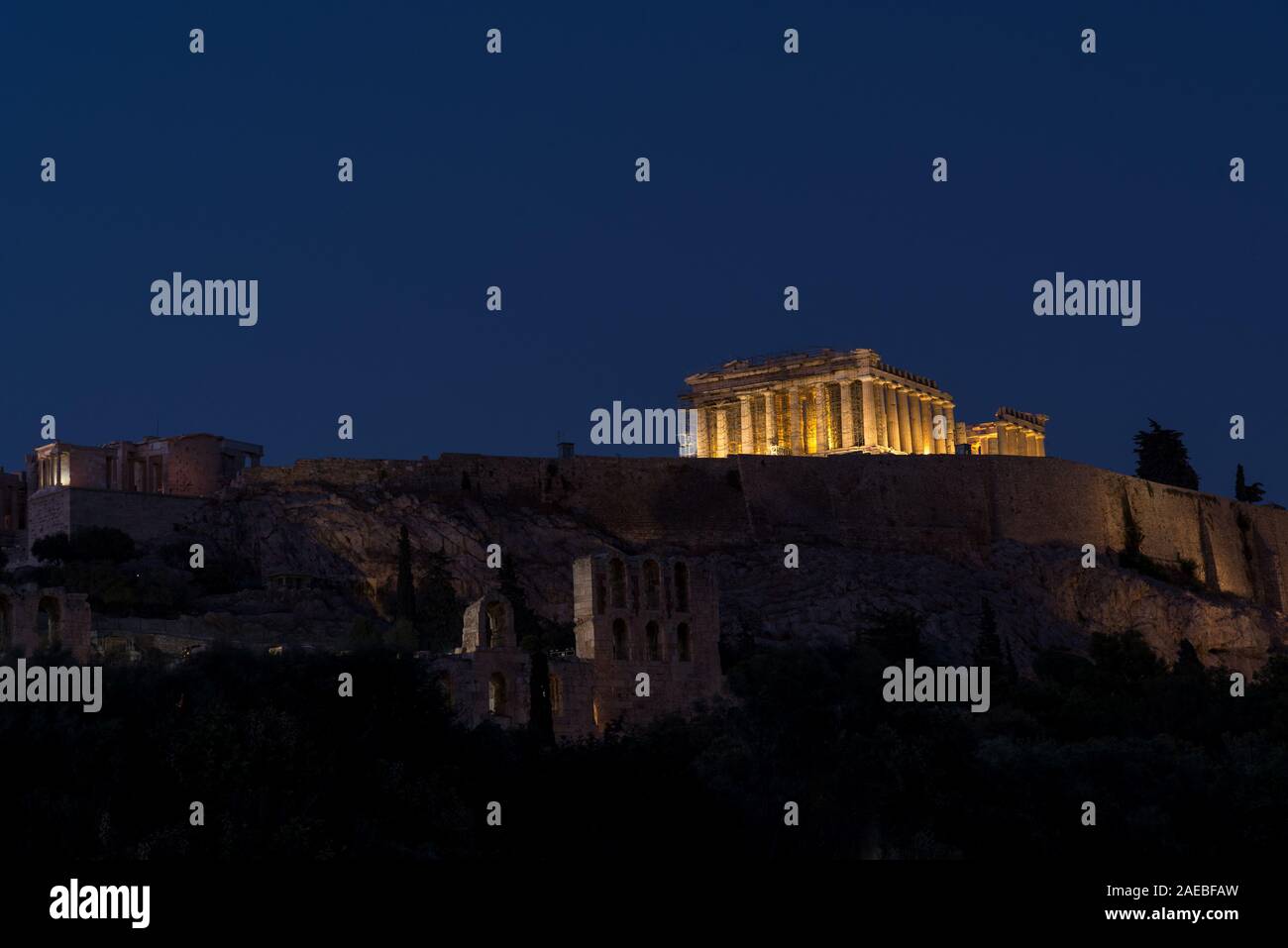 Le Parthénon et Acropole éclairée la nuit avec le théâtre d'Hérode à l'avant-plan Banque D'Images
