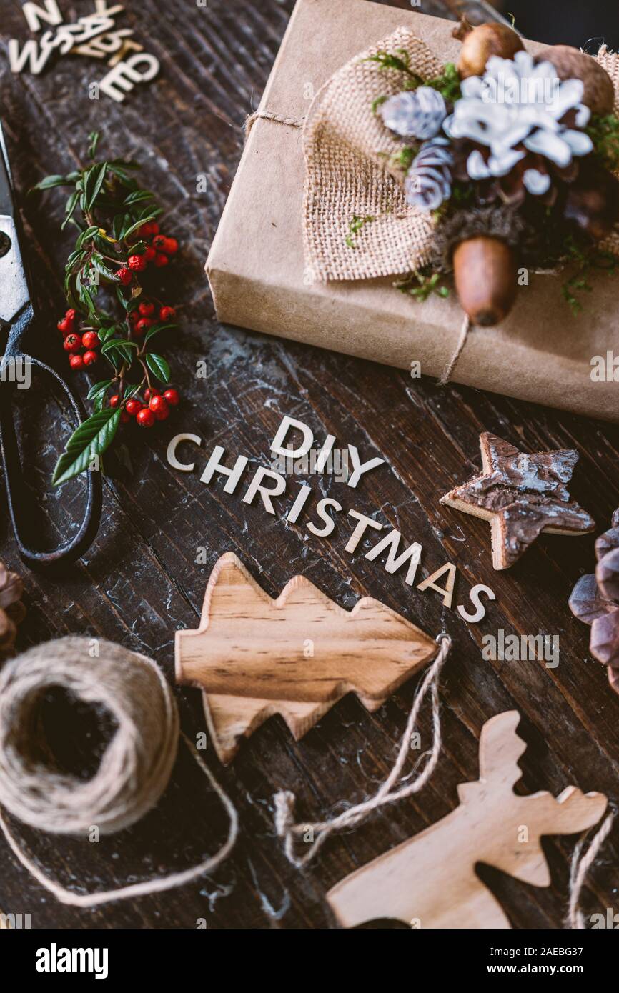 Lettres de Noël bricolage sur fond de bois Banque D'Images