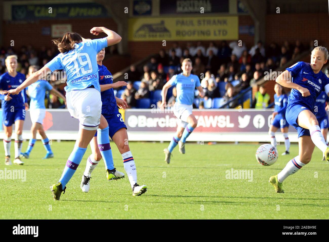 Kingston Upon Thames, Royaume-Uni. Le 08 mai 2019. Caroline Weir de Manchester City Women (L) tire et les scores le premier objectif de son équipe. Barclays FA Womens superleague, Chelsea femmes v Manchester City femmes à la Cherry Red Records Stadium de Kingston upon Thames, Surrey le dimanche 8 décembre 2019. Cette image ne peut être utilisé qu'à des fins rédactionnelles. Usage éditorial uniquement, licence requise pour un usage commercial. Aucune utilisation de pari, de jeux ou d'un seul club/ligue/dvd publications. pic par Steffan Bowen/Andrew Orchard la photographie de sport/Alamy live news Crédit : Andrew Orchard la photographie de sport/Alamy Live News Banque D'Images