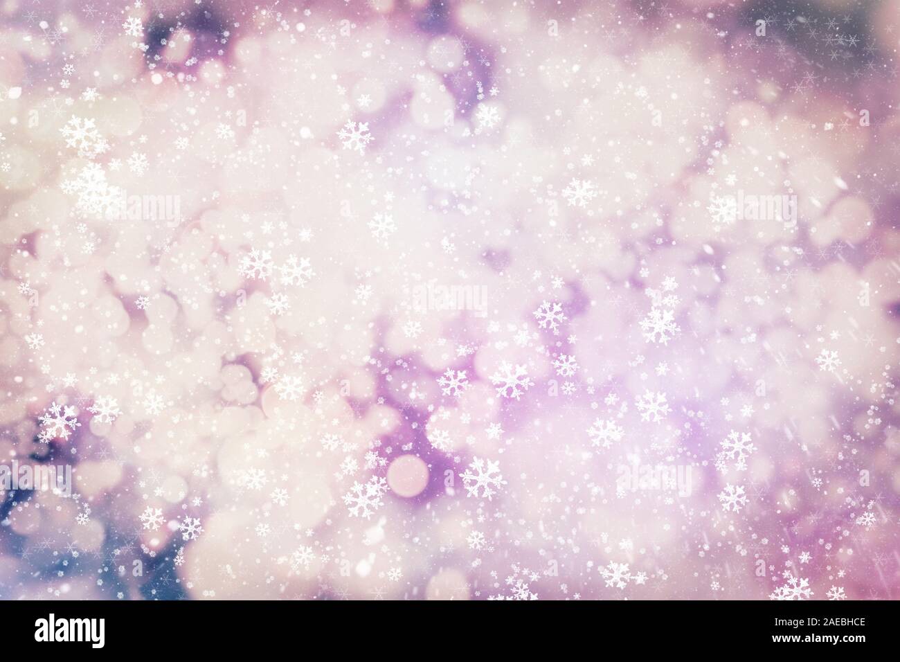 Peu de neige noël arrière-plan. Vol subtil flocons de neige et les étoiles sur fond de Banque D'Images