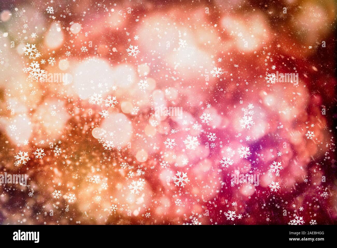 Peu de neige noël arrière-plan. Vol subtil flocons de neige et les étoiles sur fond de Banque D'Images