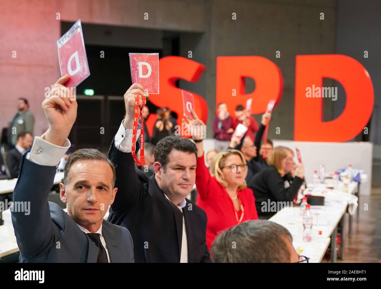 Berlin, Allemagne. Le 08 mai 2019. Heiko Maas (l-r, tous les SPD), le ministre des Affaires étrangères, tient sa carte de vote en haut devant le SPD au logo du parti fédéral SPD Hubertus Heil, conférence aux côtés de ministre fédéral du Travail et des affaires sociales, et Svenja Schulze, Ministre fédéral de l'environnement et la conservation de la Nature. Le troisième et dernier jour du congrès du parti, d'autres consultations sur les propositions sont à l'ordre du jour. Credit : Kay Nietfeld/dpa/Alamy Live News Banque D'Images
