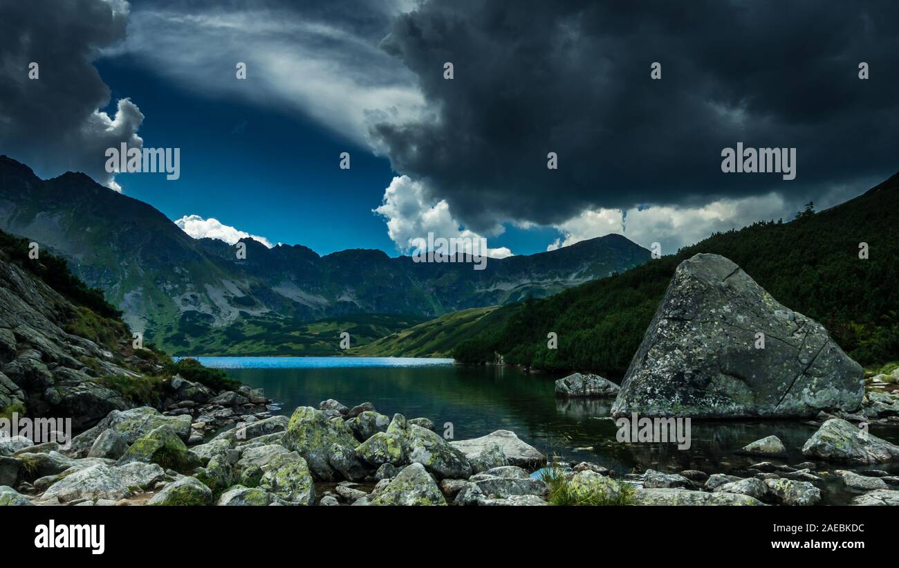 5 lacs dans la vallée de montagnes Tatras, en Pologne. Paysage avec des lacs et des crêtes en Pologne du massif Tatry Banque D'Images